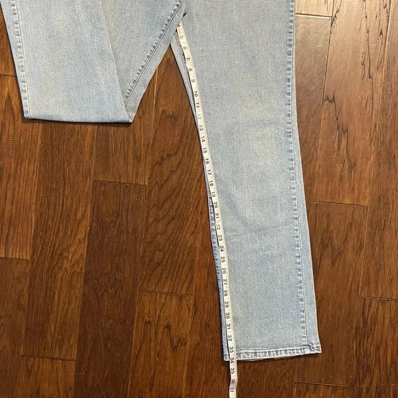 Levi’s Classic Relaxed Bootcut 550 Tapered Light Wash Jeans - Picture 7 of 10